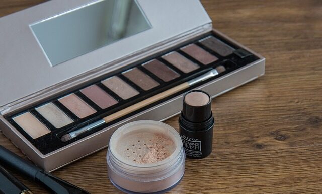 Jaki korektor nie wchodzi w zmarszczki?