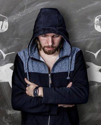 Co lepsze na biceps sztangą czy hantle?