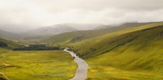 Co daje szersza kierownica w rowerze?