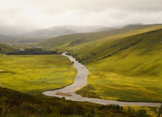 Co daje szersza kierownica w rowerze?